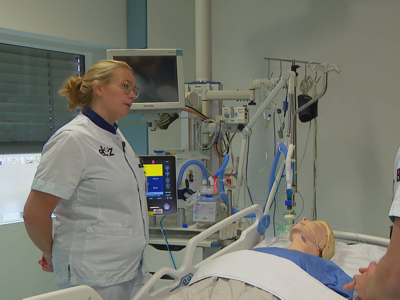 Intensive care-verpleegkundige Rowan Marijnissen met ic-student Ralf (foto: Omroep Brabant). 