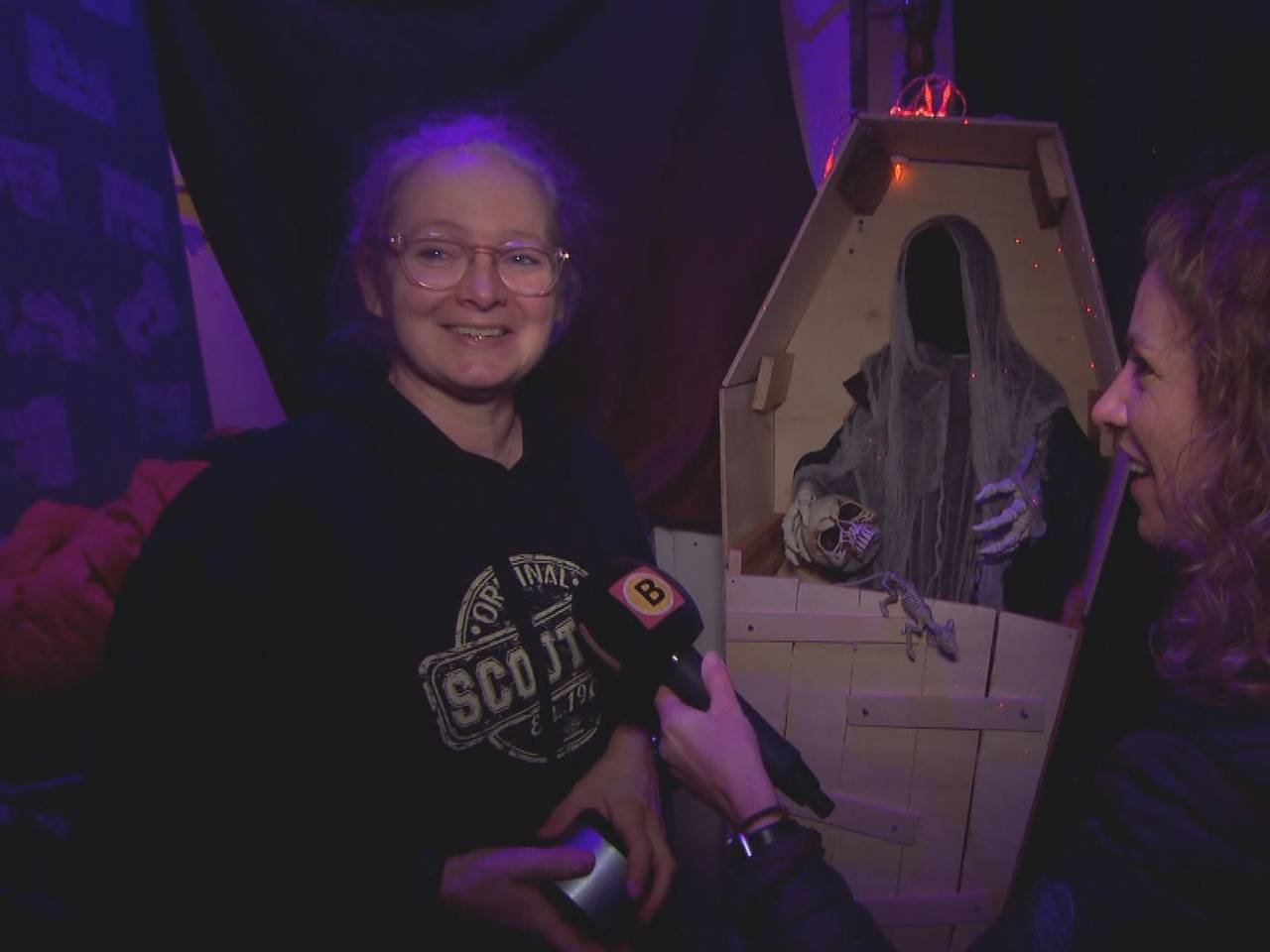 Ine, haar man en de kinderen knutselen wekenlang aan het spookhuis.