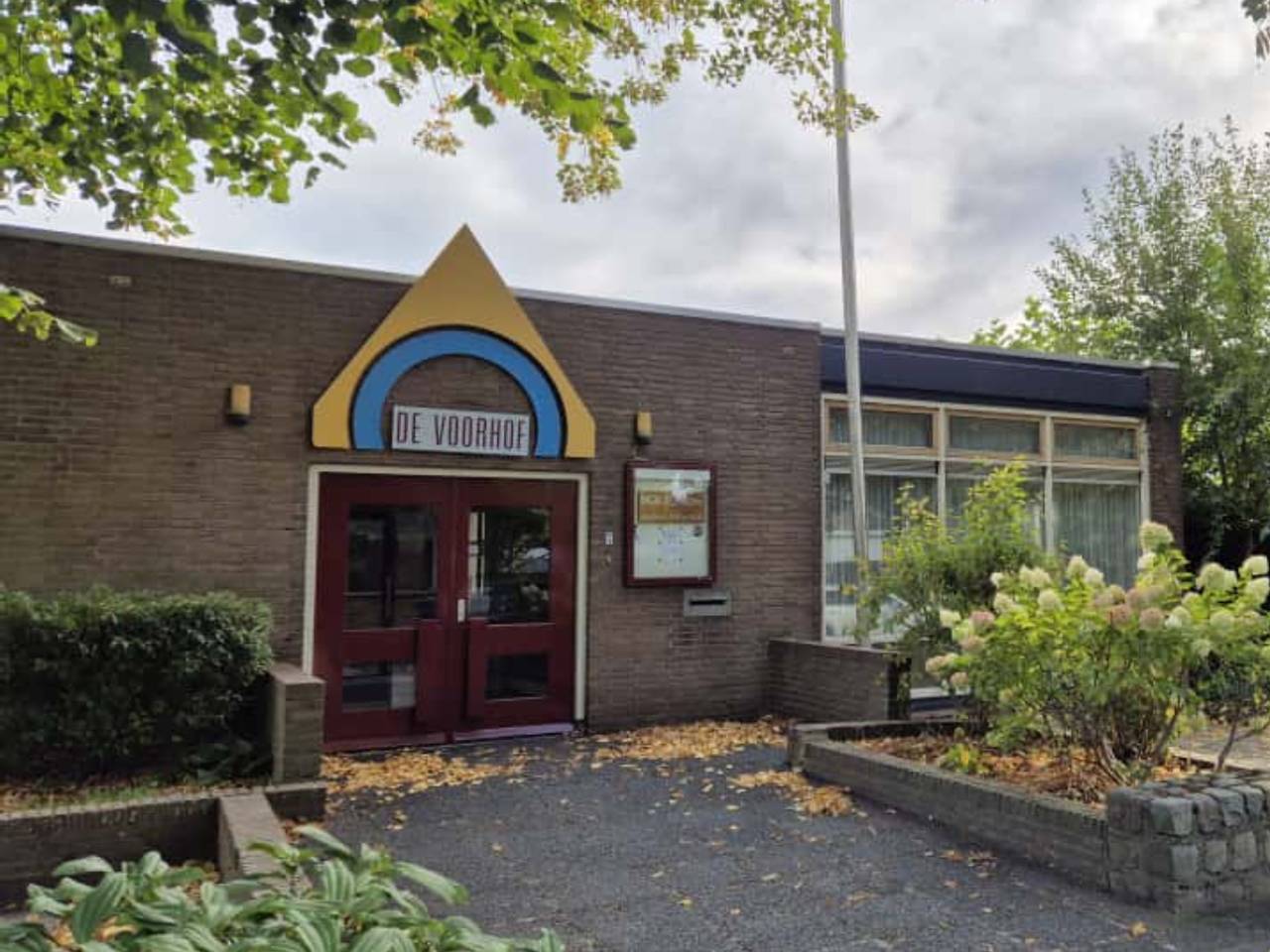 Een voormalig kantoorpand doet dienst als kerk (foto: Niek de Bruijn).