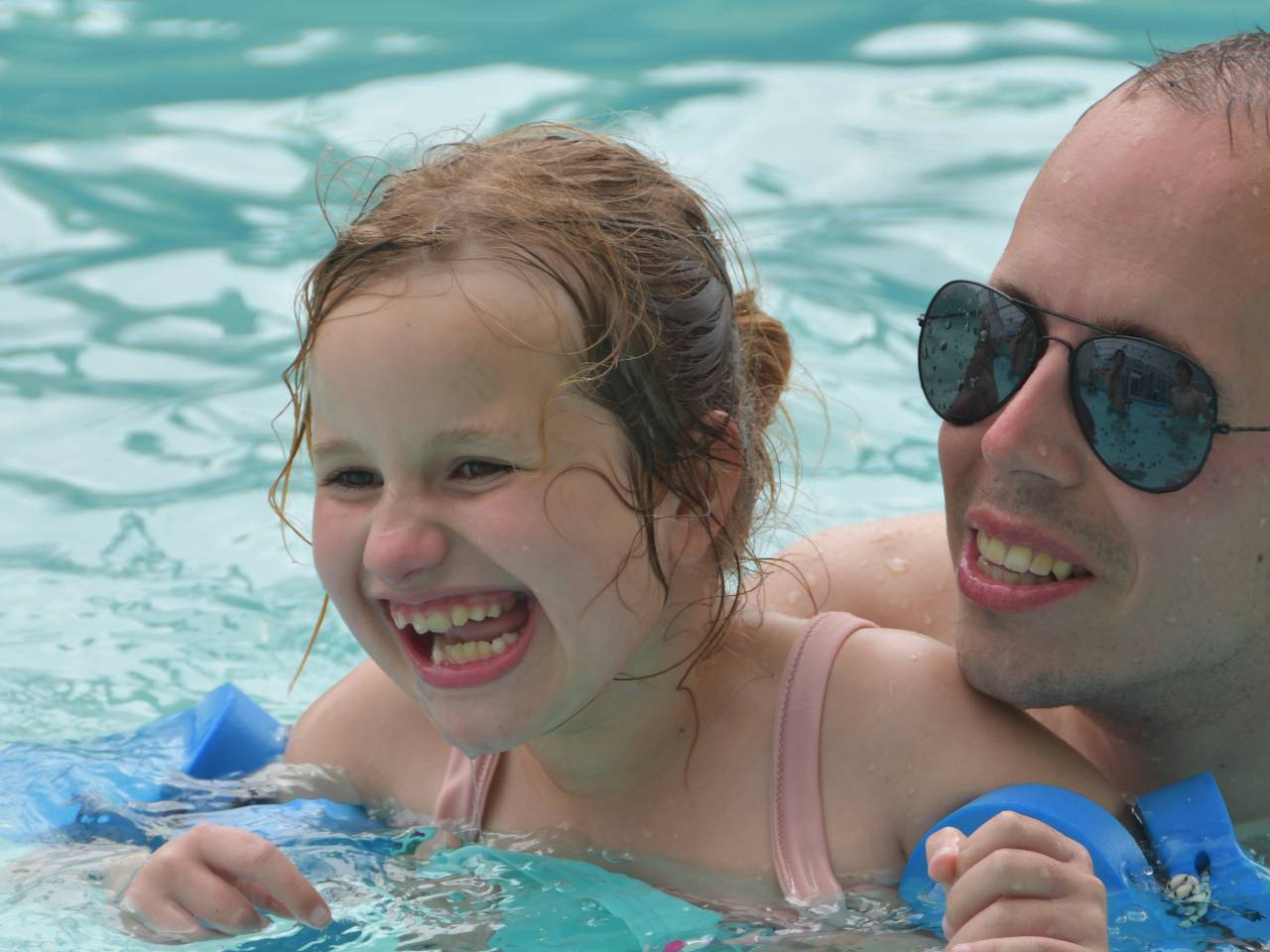 Mark zwemt met Senna.