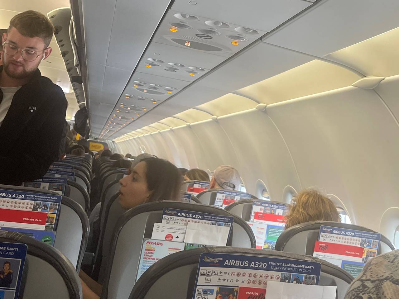 Passagiers in het toestel op Eindhoven Airport wachten tot ze naar buiten mogen. (foto: Ekrem Toprak)