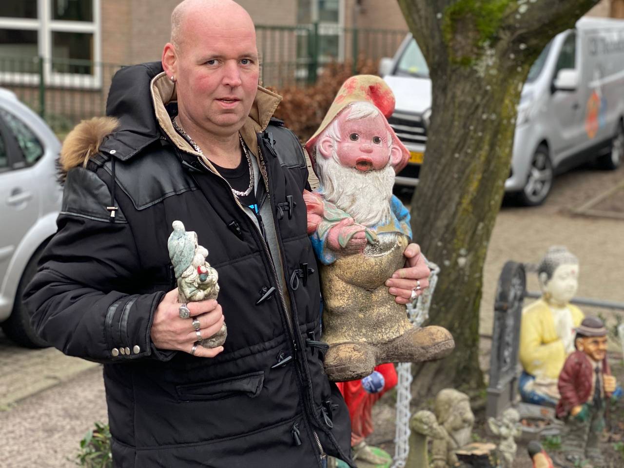 Bob Beunk met zijn kabouters.