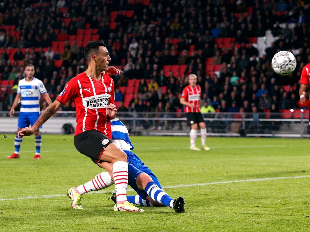 Eran Zahavi miste aardig wat kansen voor PSV (Foto: ANP)
