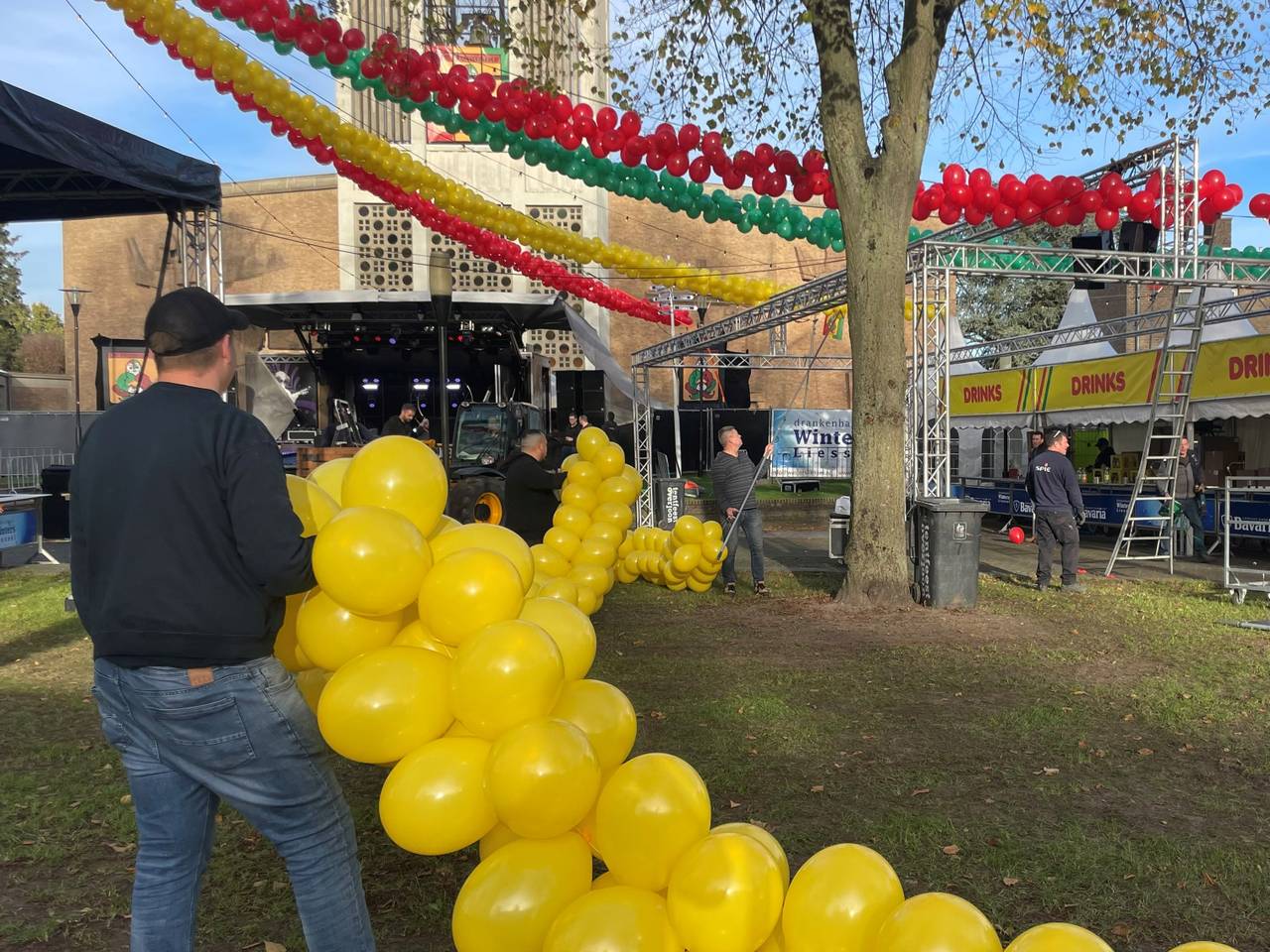 In Overloon werken ze hard aan de opbouw van het Pleinfeest (foto: Jos Verkuijlen).