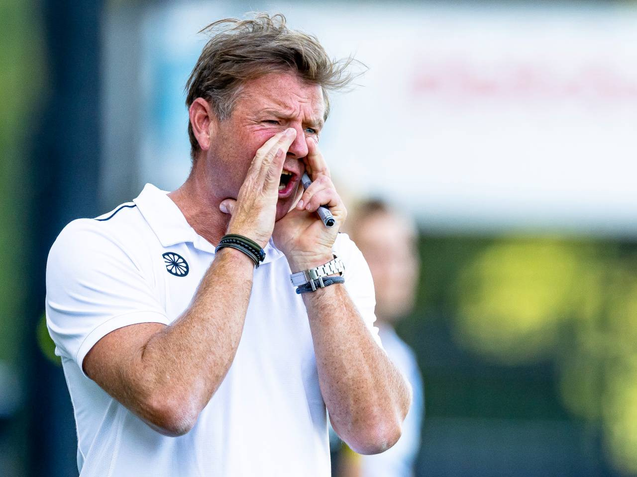 Marc Lammers coacht zijn hockeyploeg tegen Bloemendaal (foto: MaRicMedia).