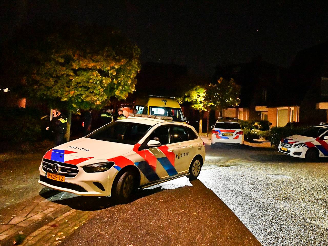 Na de melding van de overval kwamen diverse hulpdiensten naar de Helleberg in Veldhoven (foto: Rico Vogels/SQ Vision).