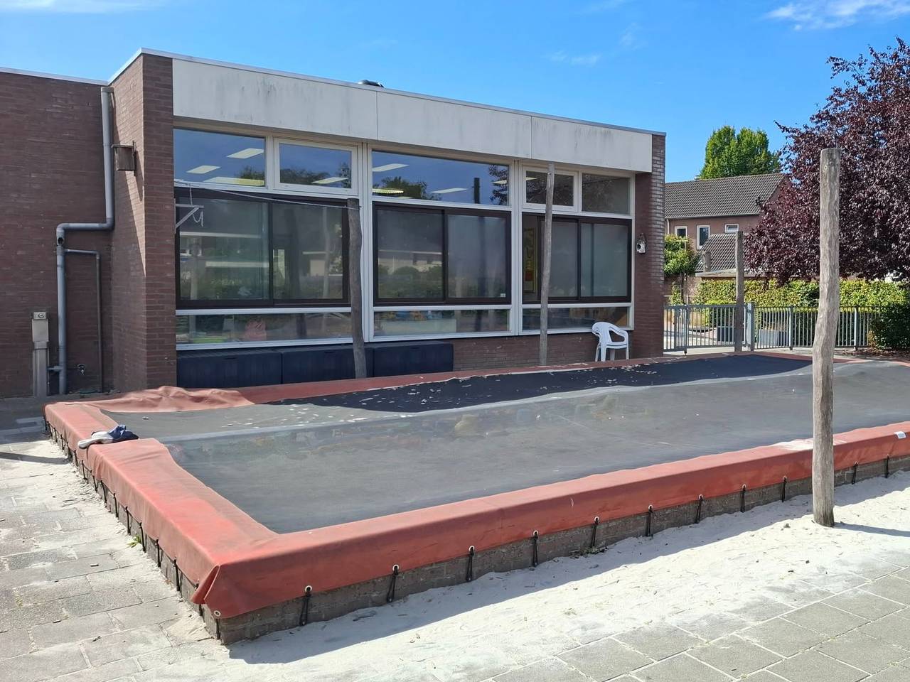 Het schaduwdoek boven de zandbank is gestolen (foto: Basisschool de Schatkist).