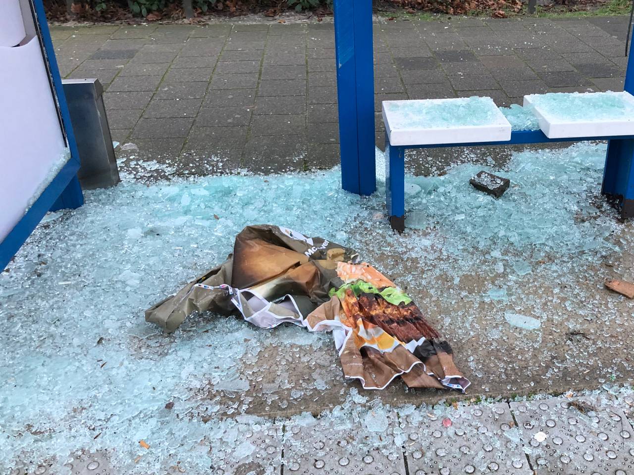 Een beschadigd bushokje. 