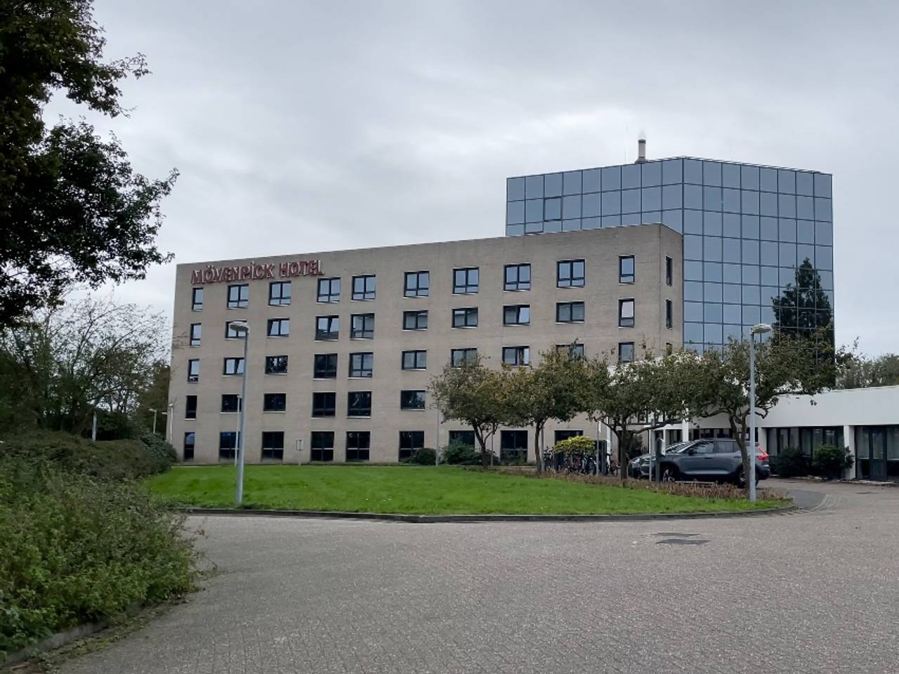 Dit voormalige hotel dient nu als azc in Den Bosch  (foto: Megan Hanegraaf).