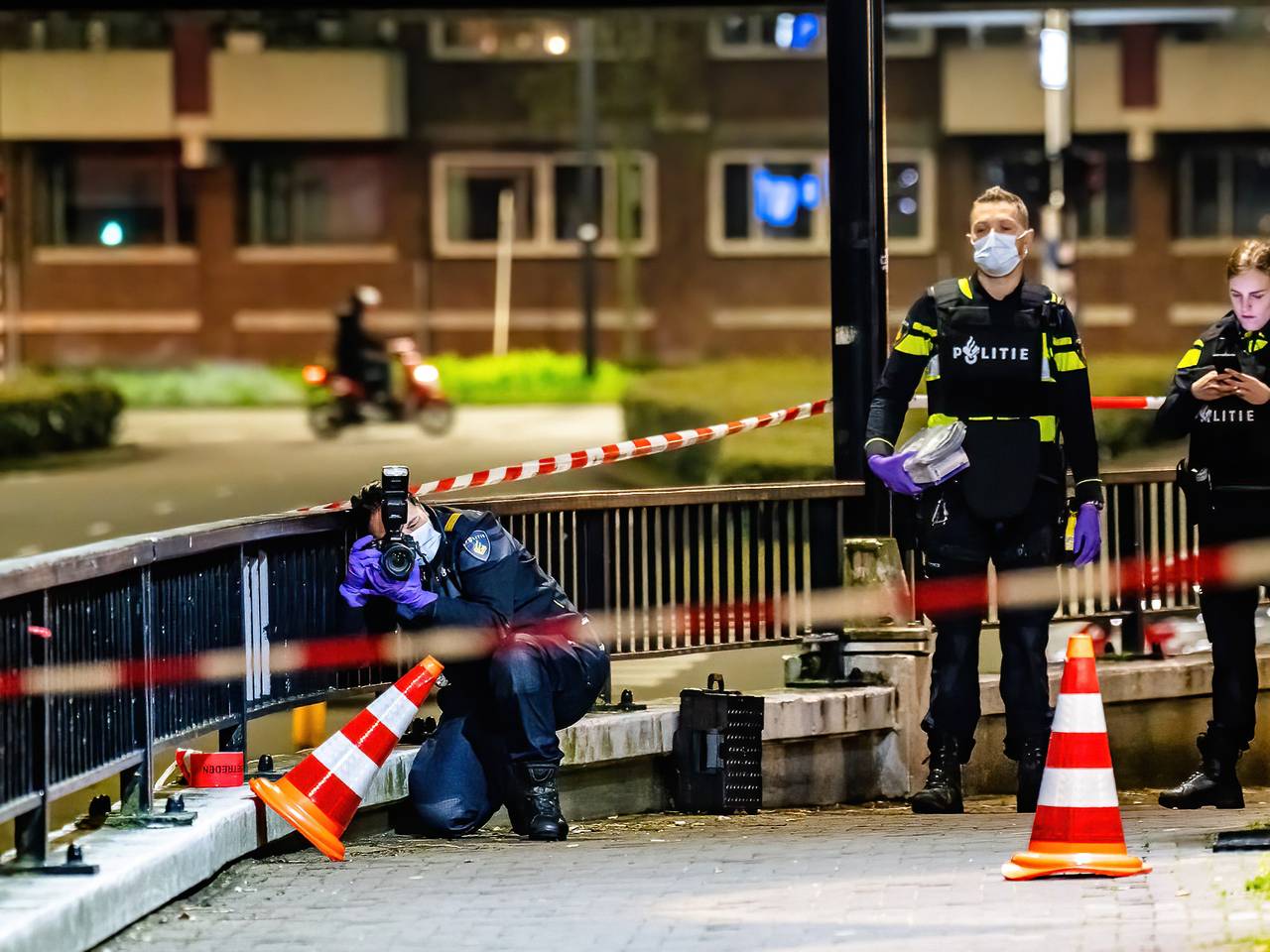 De politie doet onderzoek bij de beschoten coffeeshop Caza aan de Gasthuisring in Tilburg (foto: Jack Brekelmans/SQ Vision).