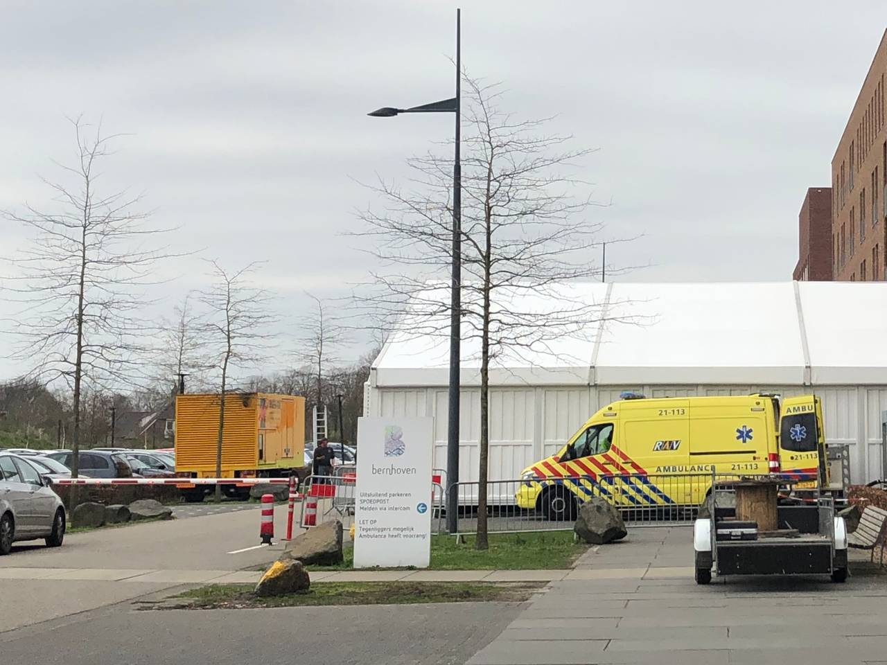 Ziekenhuis Bernhoven plaatst noodtenten