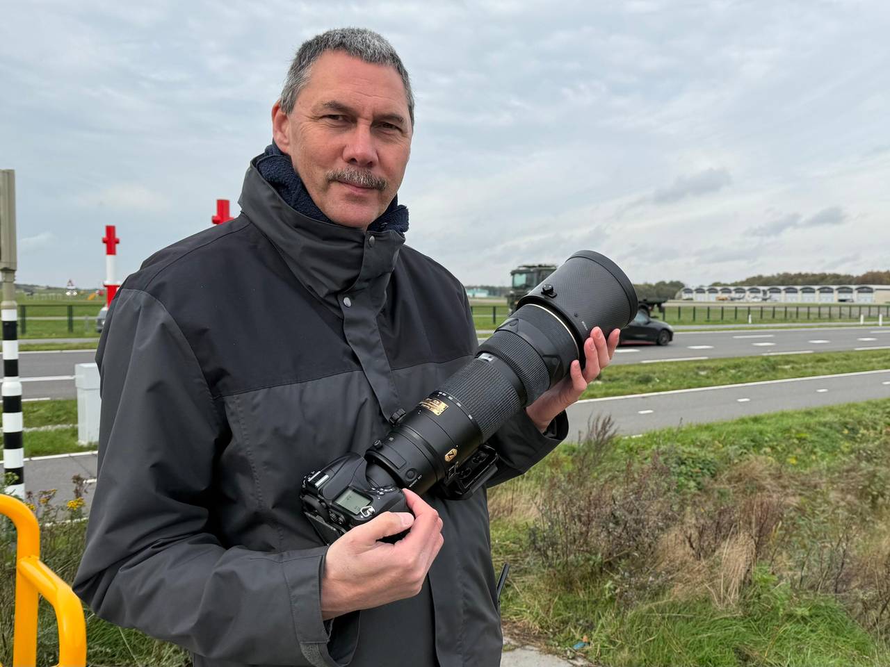 Oscar Vis op de spottersplek langs de N282 (foto: Pieter Soethout).