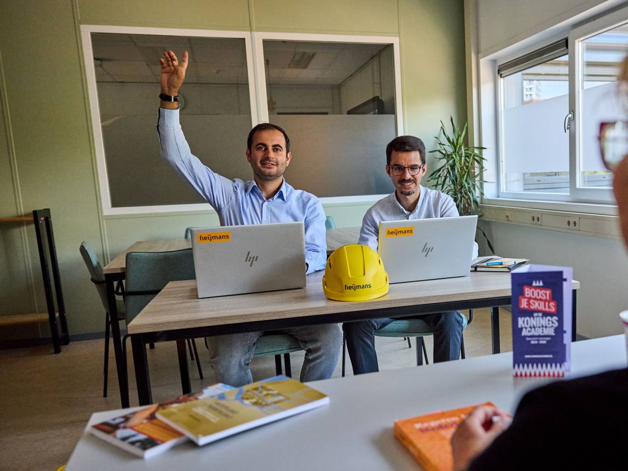 Yunus Emre Karayel en Fetullah Sönmez werken nu bij Heijmans en gaan de opleiding volgen (foto: Heijmans).