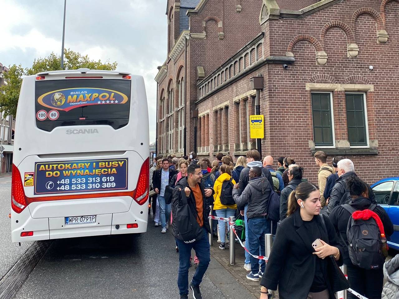 Niet alle reizigers kunnen meteen in de bus (foto: Niek de Bruijn).