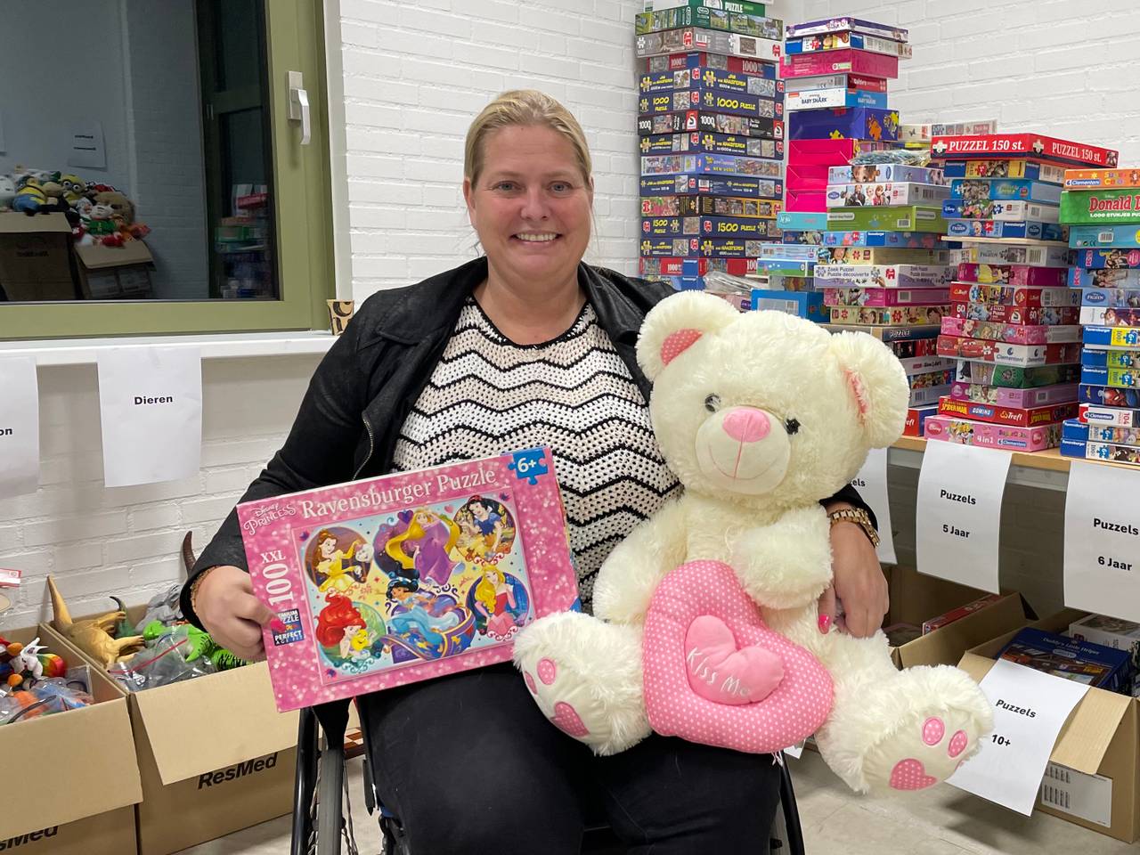 Judith Nuijten tussen de Sinterklaascadeaus (foto: Imke van de Laar).