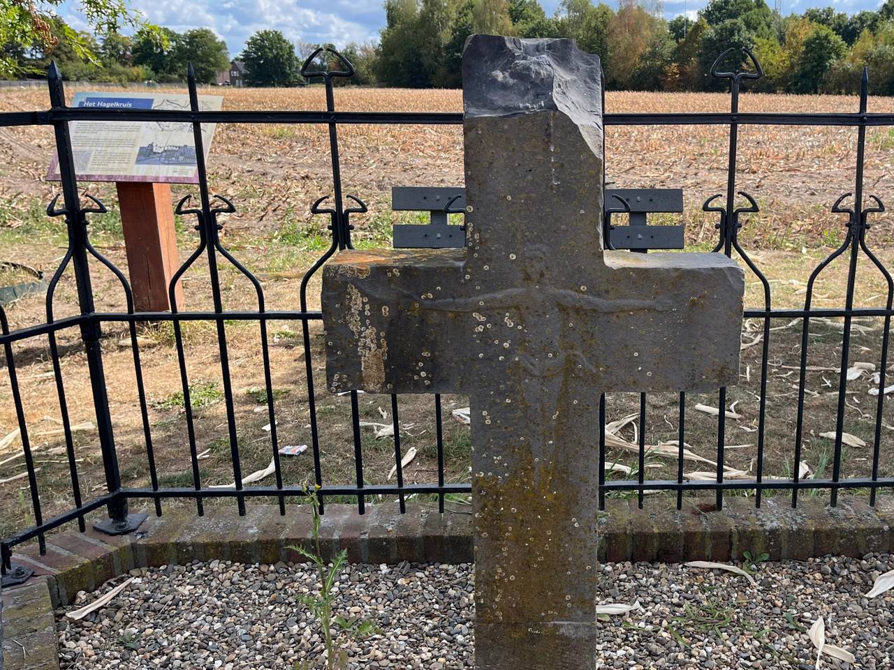Het vernielde hagelkruis (foto: Jos Verkuijlen).