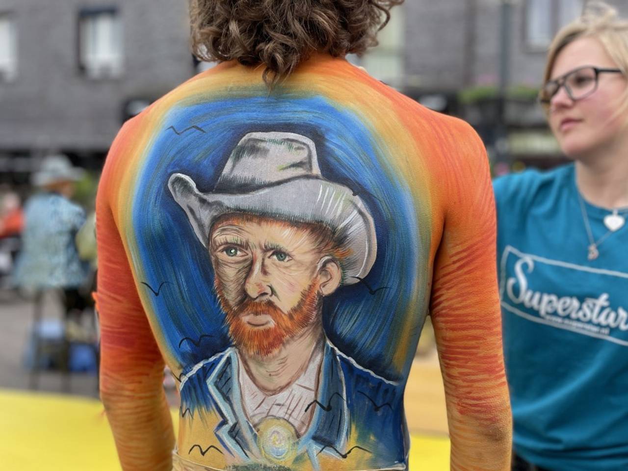 Bodypainter Naomi legt de laatste hand aan haar werk op het lichaam van Sil. (Foto: Alain Heeren)