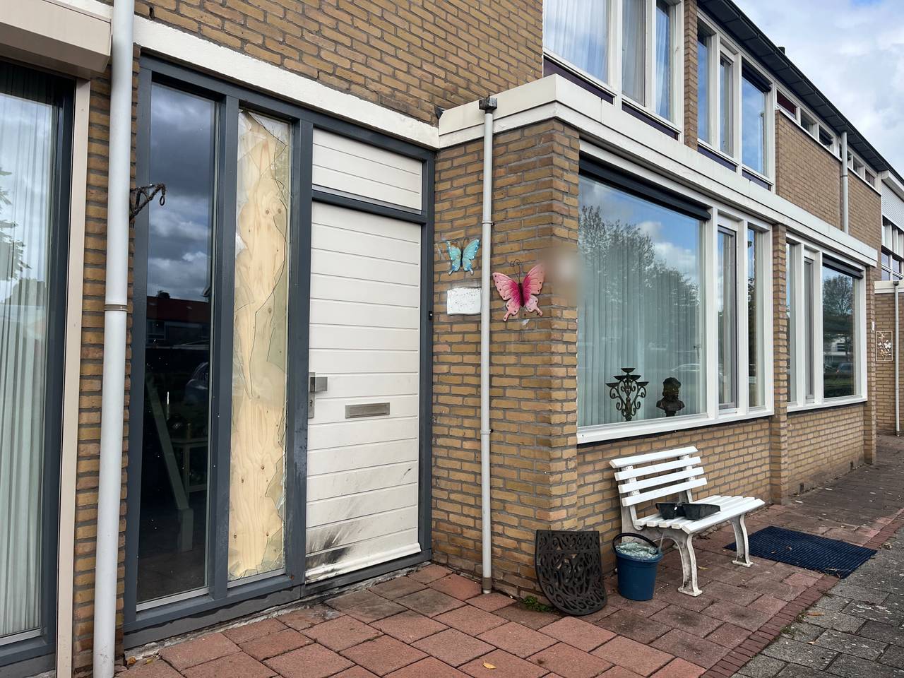 De schade aan de voordeur van de woning aan de Almhof in Den Bosch (foto: Floortje Steigenga).