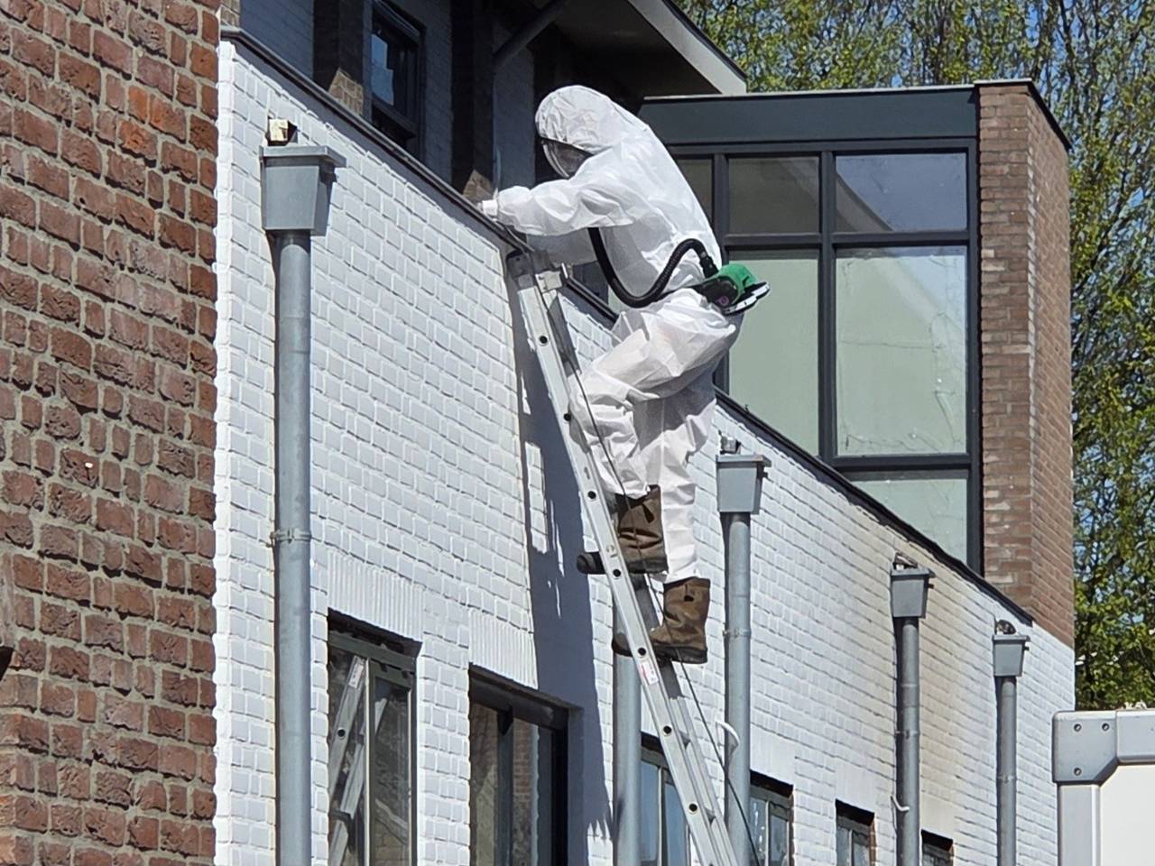 Asbest na schuurbrand in Waspik (foto: Noël van Hooft).