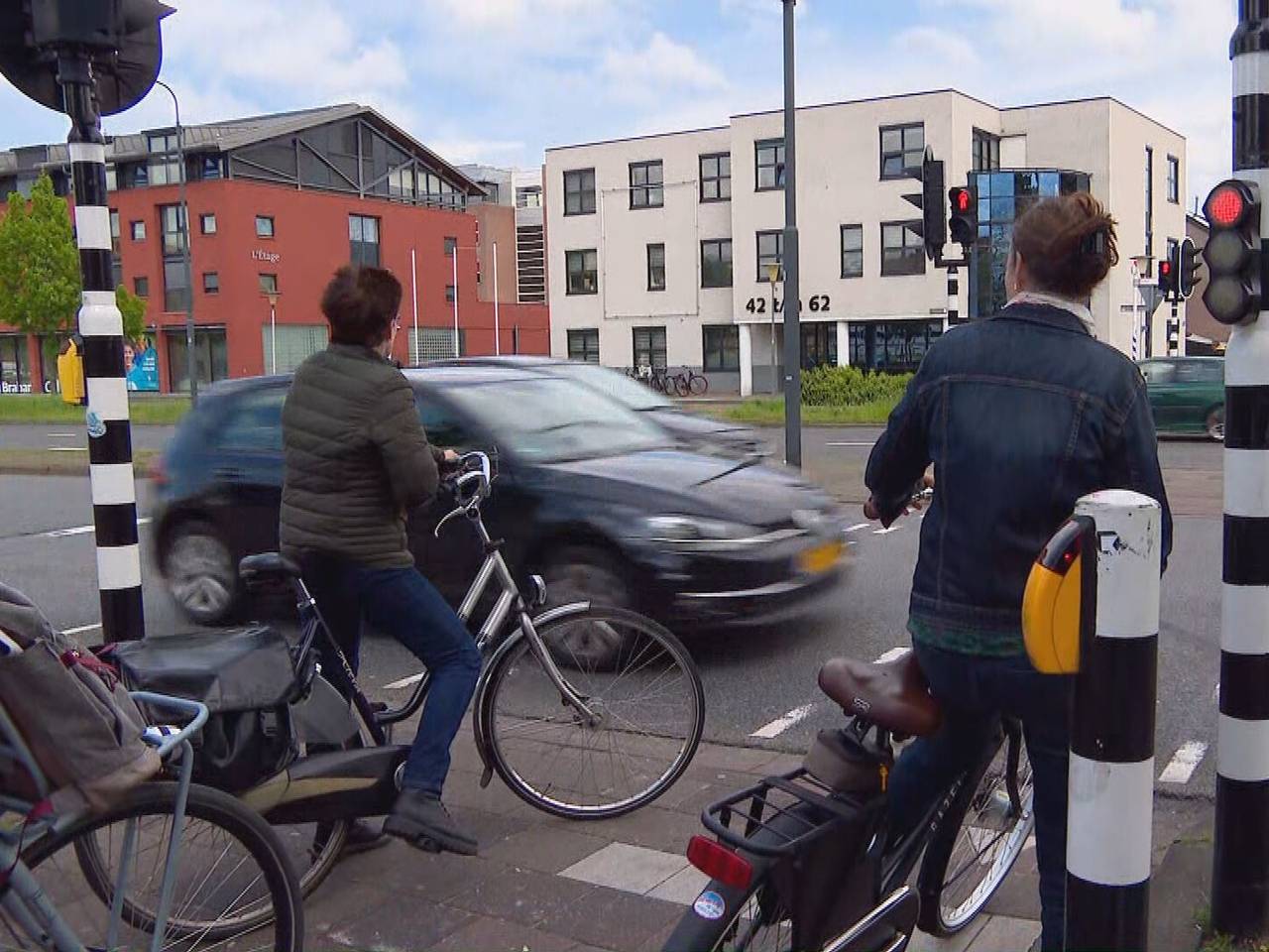 Het verkeer raast voorbij op de Kasteel-Traverse in Helmond