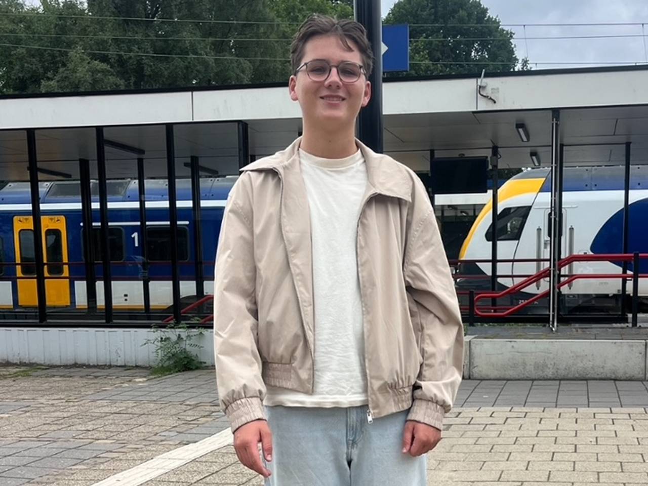 Luka Maas voert actie tegen NS (foto: Luka Maas).