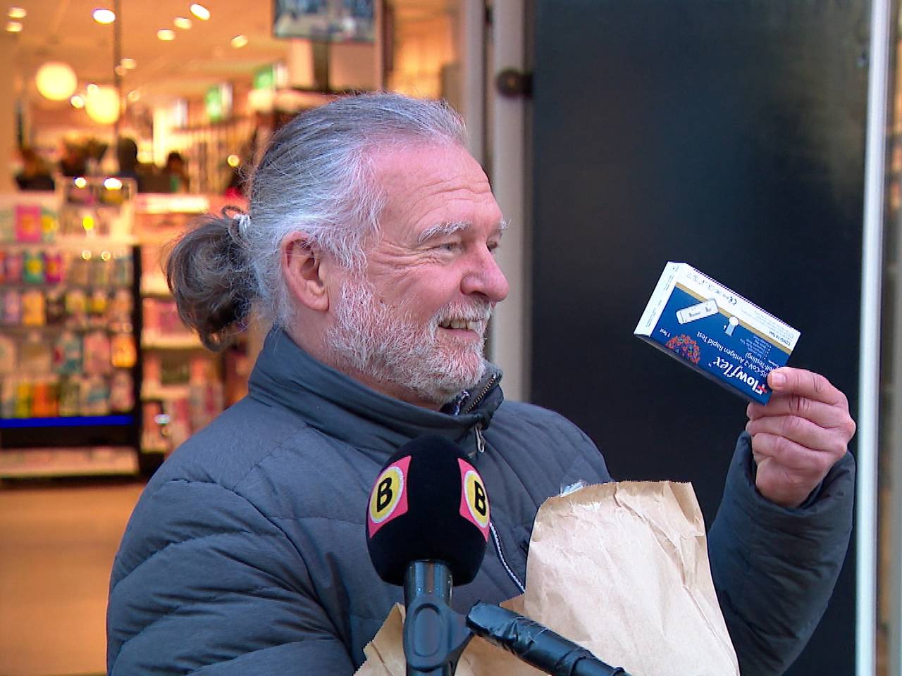 Deze meneer was er op tijd bij en kon nog een paar zelftesten kopen (foto door: Lola Zopfi).