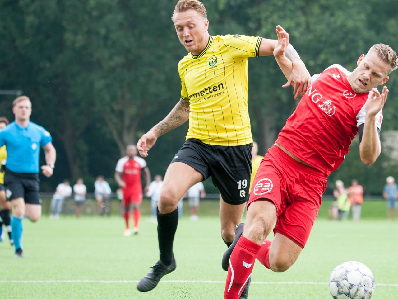 Thomas van der Spel van Halsteren (links) in duel met Jelle Klap van Goes (rechts) toen er nog gevoetbald werd