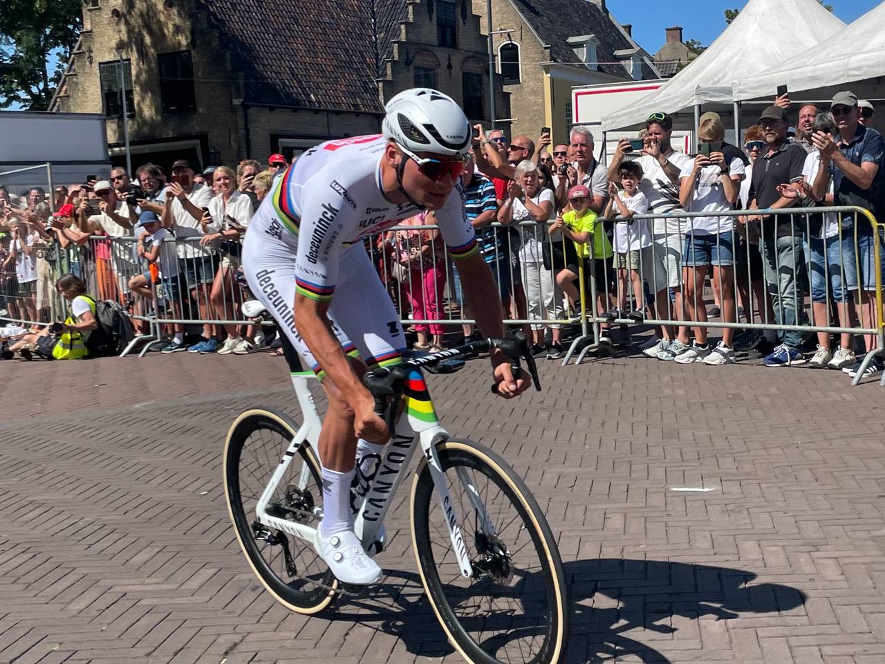 Mathieu van der Poel showt zijn regenboogtrui in Etten-Leur (foto: Raymond Merkx).