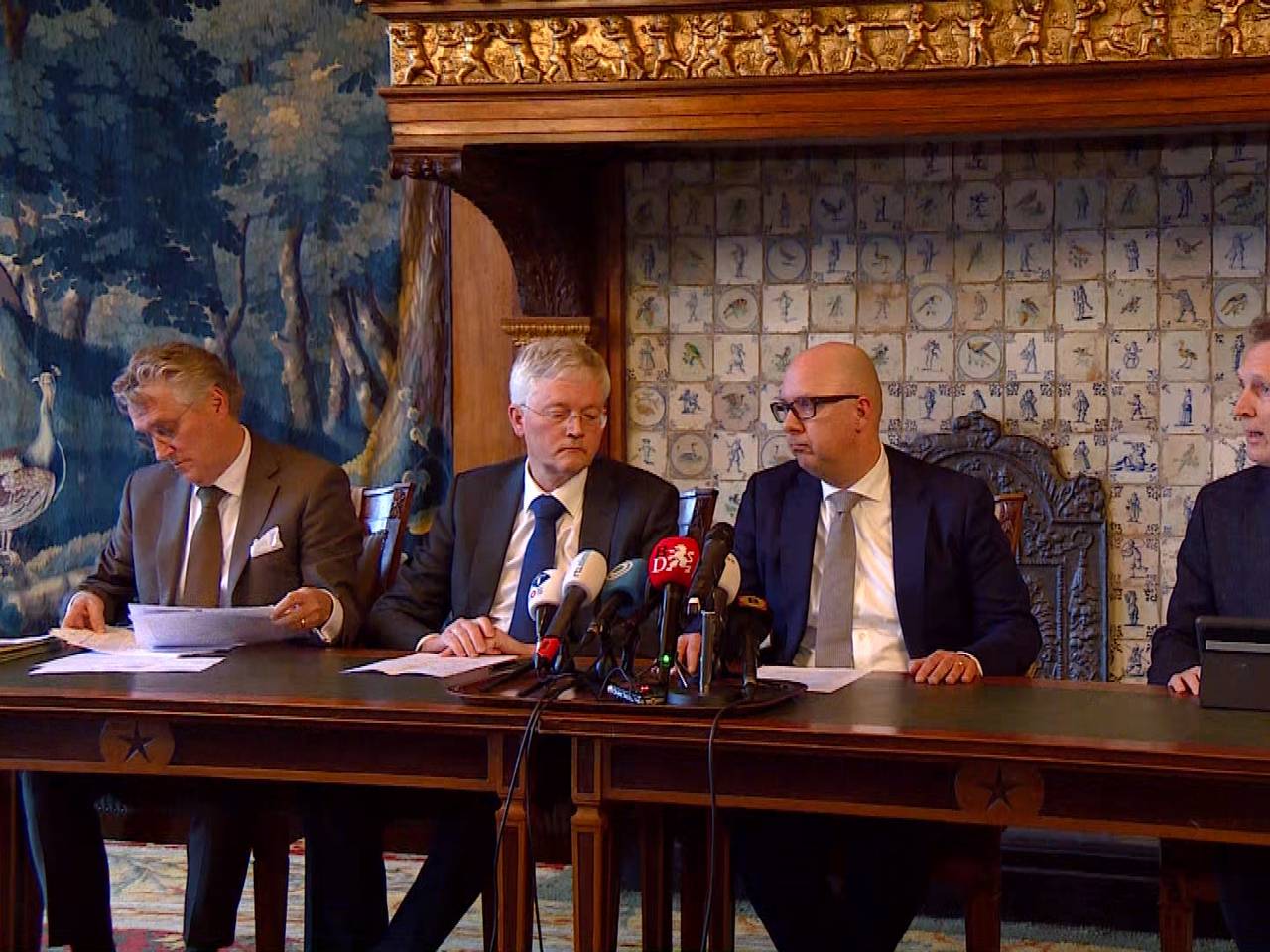 Tijdens de eerste coronapersconferenties werd nog geen afstand gehouden. 