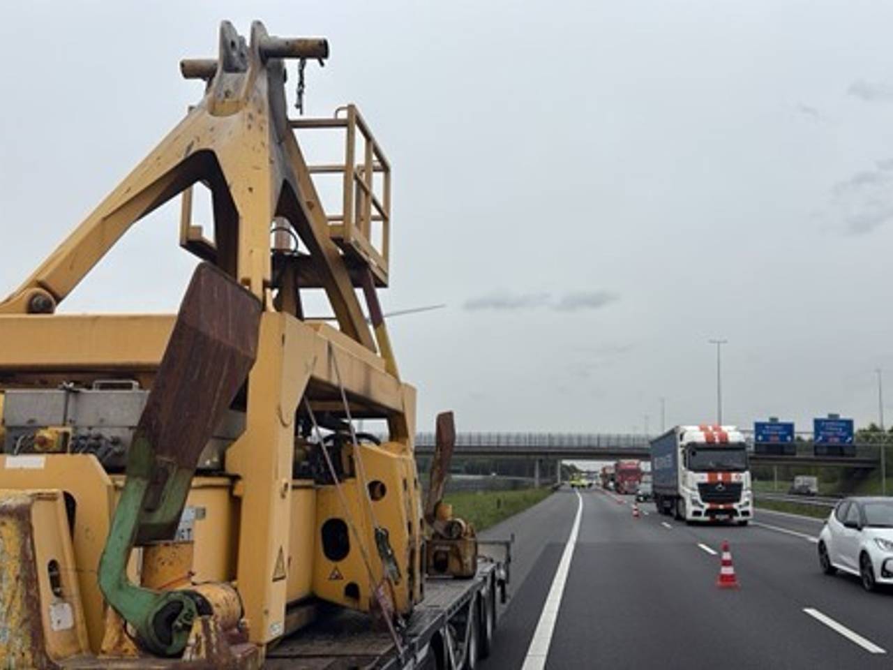 Vrachtwagen rijdt tegen viaduct: veel problemen op de weg rond Breda (foto: Rijkswaterstaat).