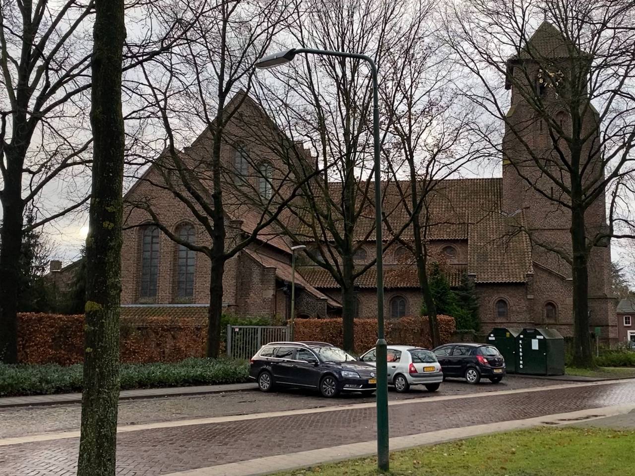 Waar de auto's staan, moet de automaat komen.