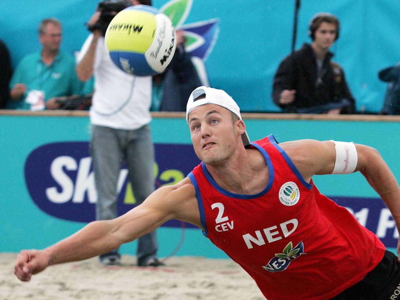 Gijs Ronnes uit Boxmeer in 2006 op het EK beachvolleybal