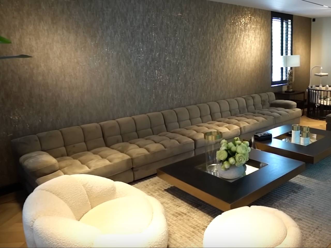 De zithoek van Mo Bicep (bron: Youtube Pure Luxe).