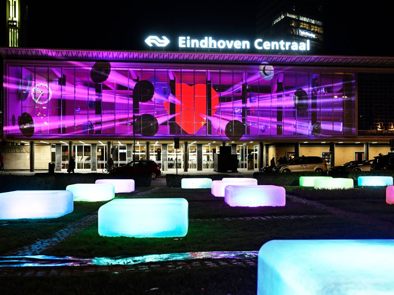 Lichtkunst bij Station Eindhoven Centraal (foto: GLOW, Bart van Overbeeke).