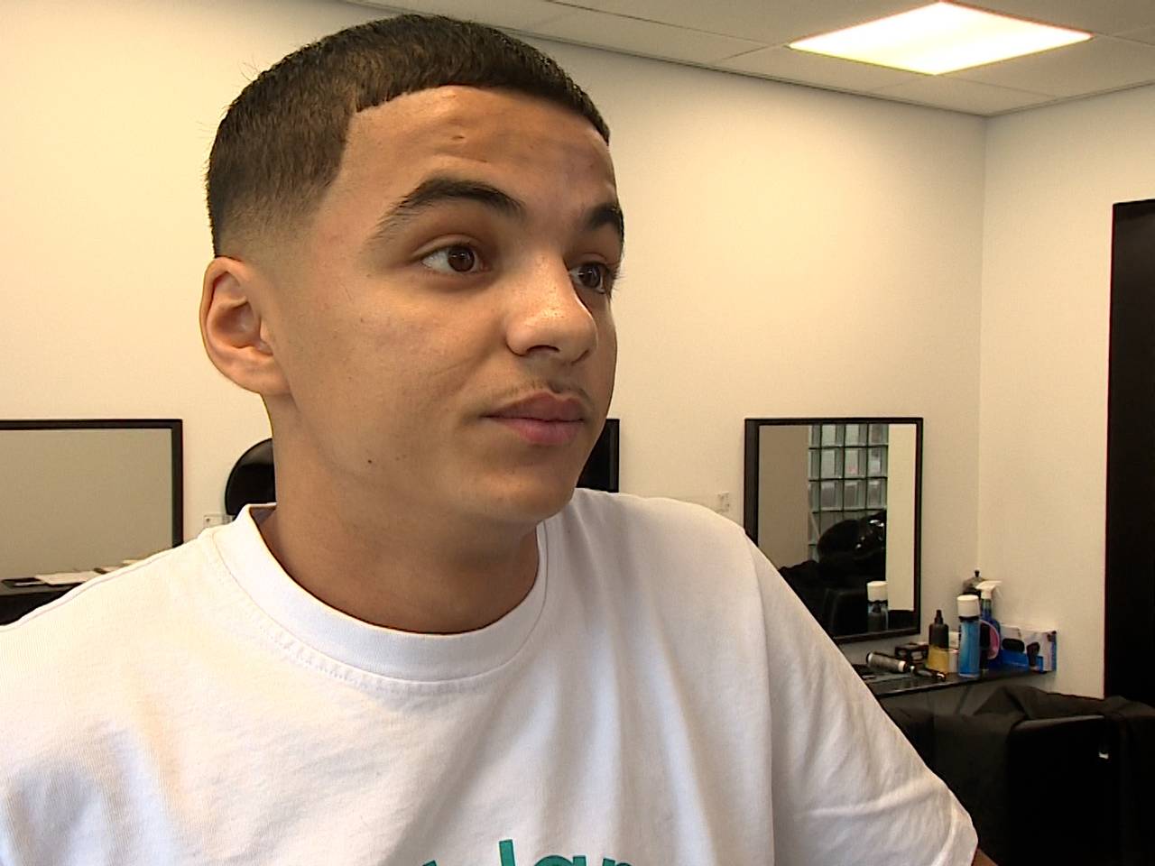 Anouar in zijn kapperszaak.