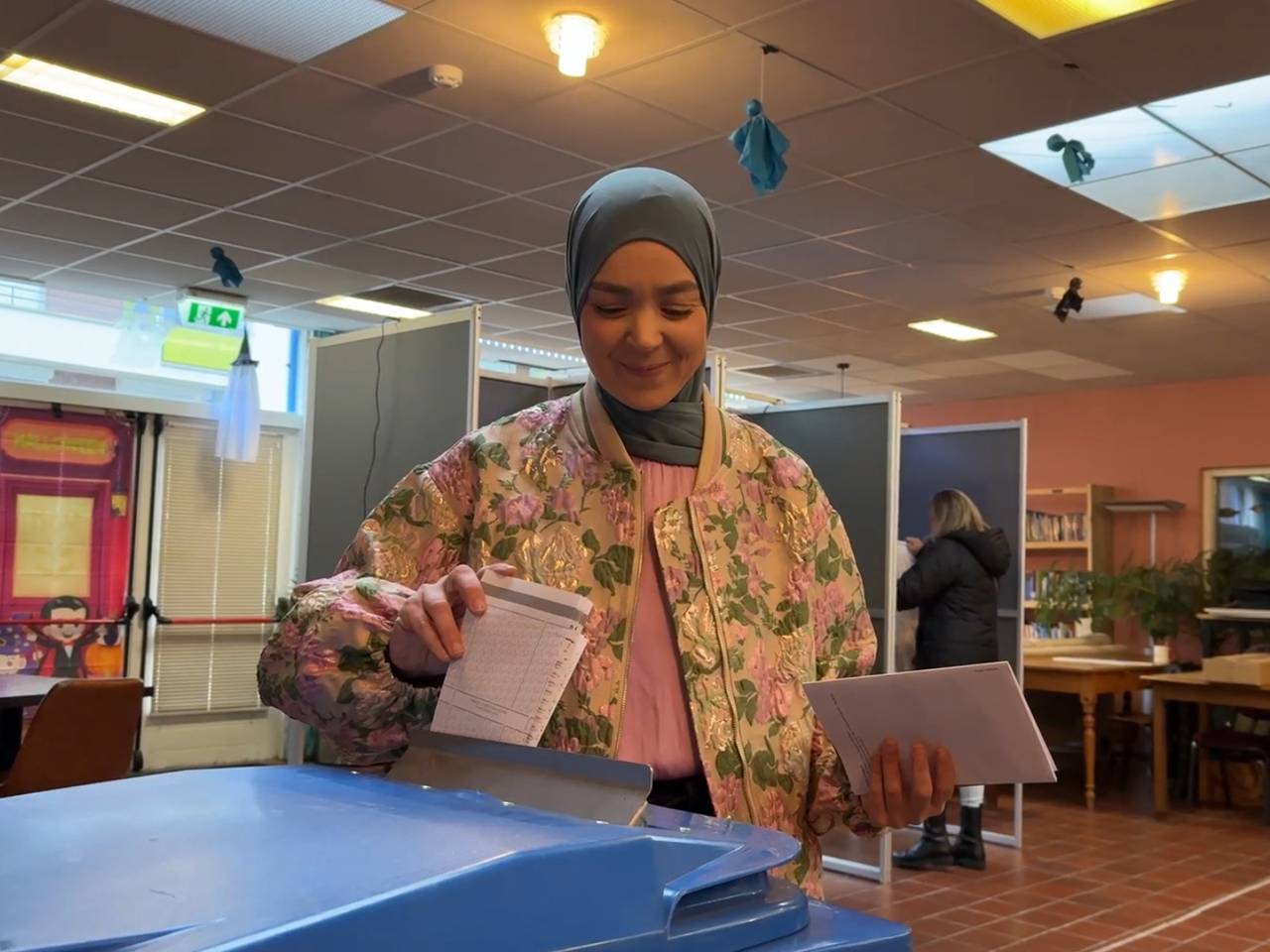 Met weinig slaap, maar frisse moed brengt Esmah Lahlah woensdagochtend haar stem uit (foto: Eva de Schipper).