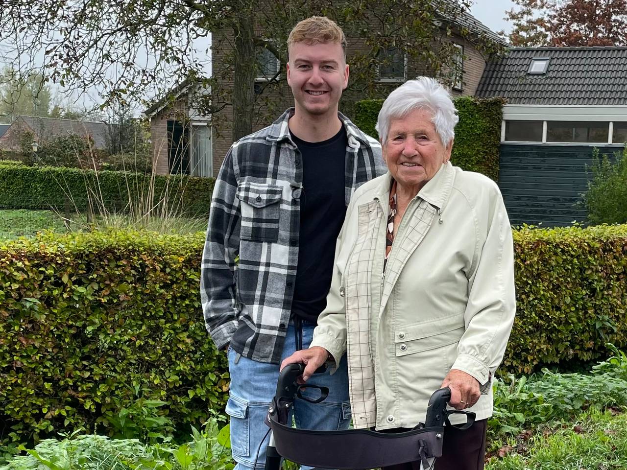 Giel van Kollenburg uit Best met Diny die hij gered heeft.