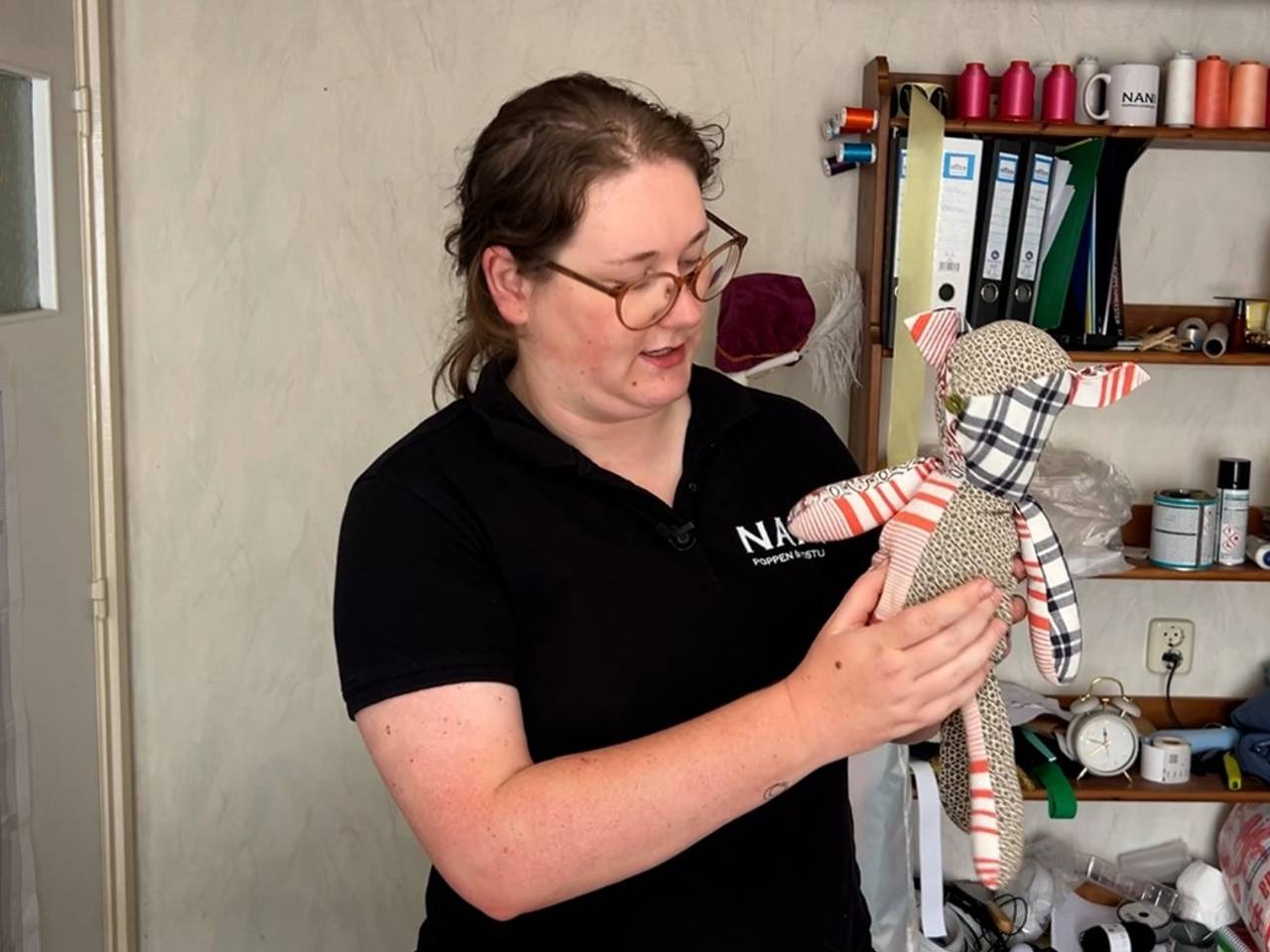 Nina de Vet uit Gilze met haar Troost Teddy (foto: Vanessa Spaanderman).