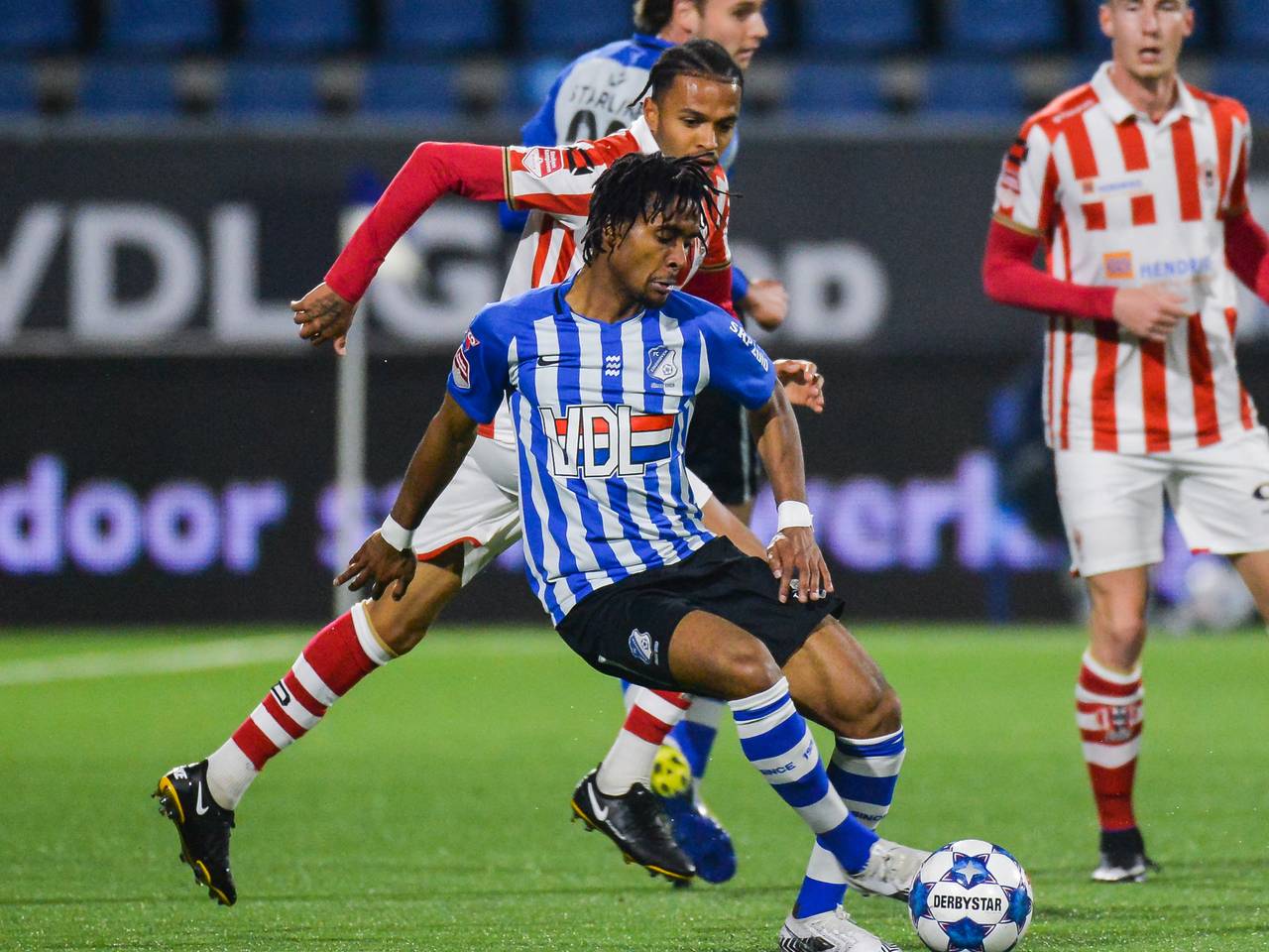 Jacky Donkor (FC Eindhoven) schermt de bal af voor Trevor David (TOP Oss) - Foto: Orange Pictures