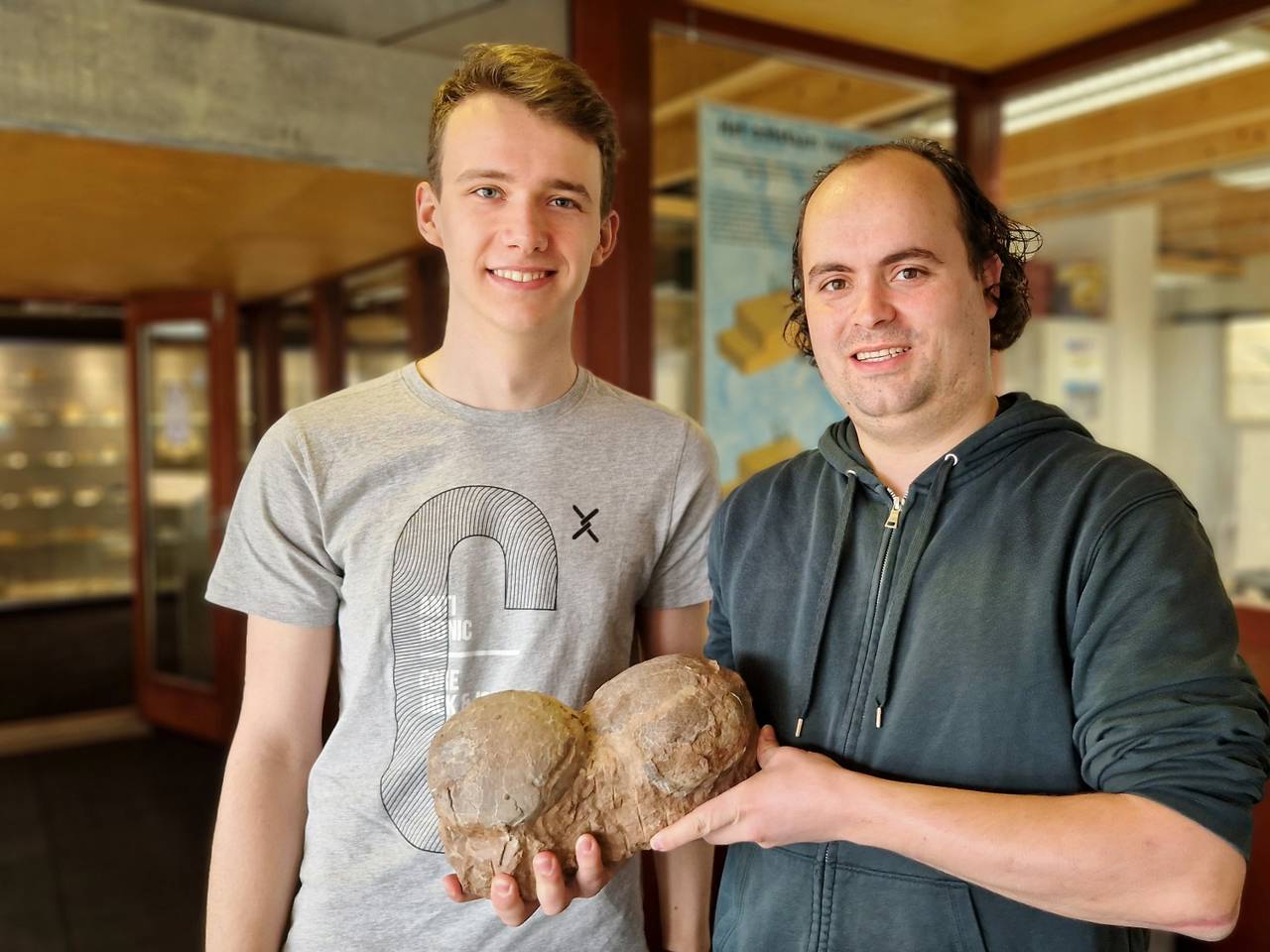 Curators Maarten de Rijke en Jonathan Wallaard met het dino-ei (foto: Noël van Hooft)