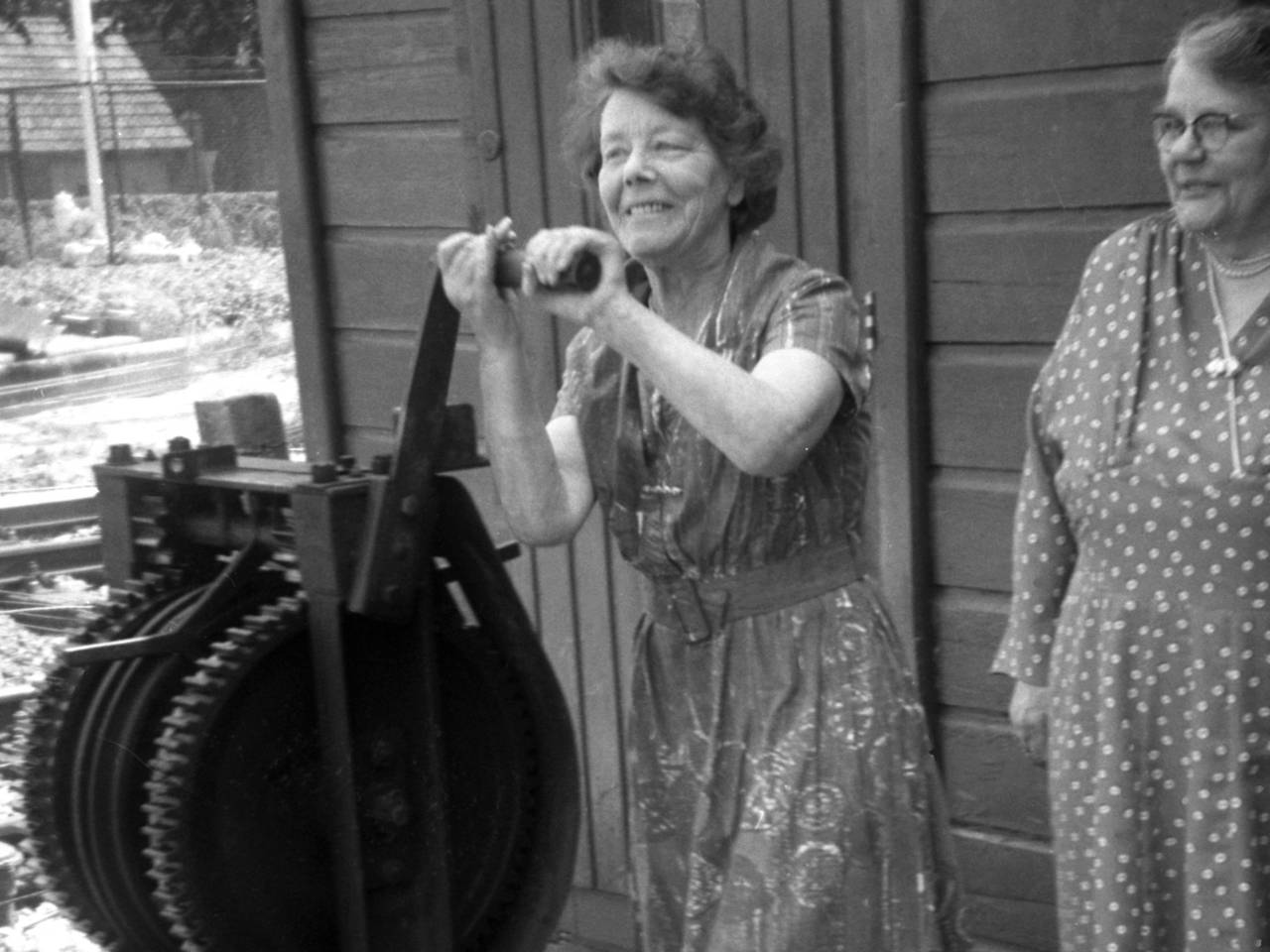 Spoorwachter Dina, beter bekend als Tante Treintje (foto: Cuijks Archief).