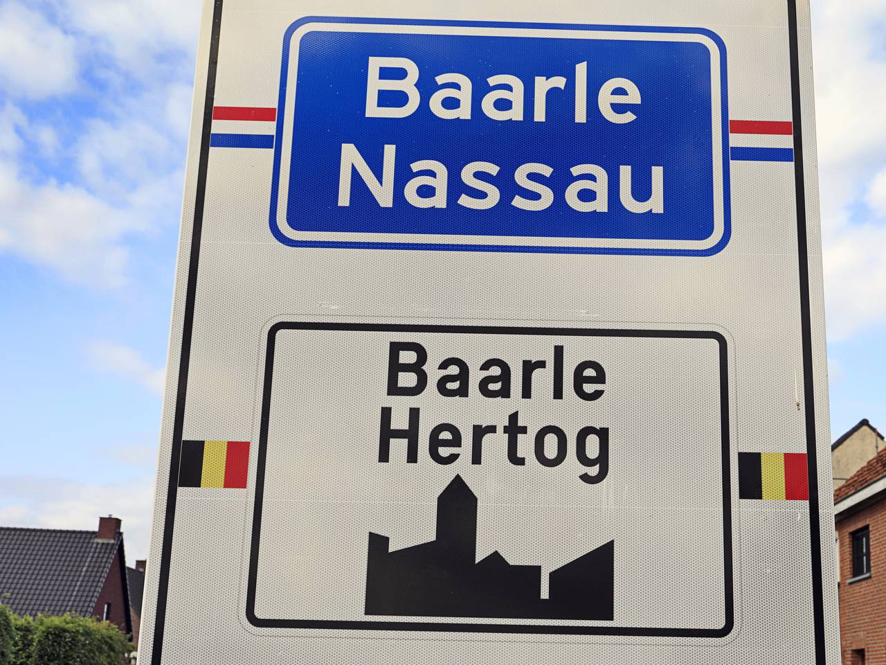 De grens tussen Baarle-Nassau en Baarle-Hertog loopt kriskras door het dorp (foto: ANP 2023/Branko de Lang).