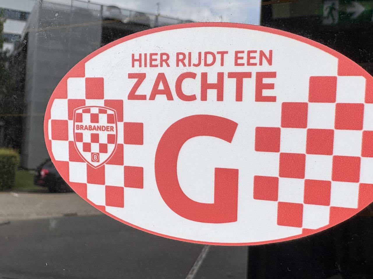 De sticker waar het allemaal over gaat (foto: Omroep Brabant).