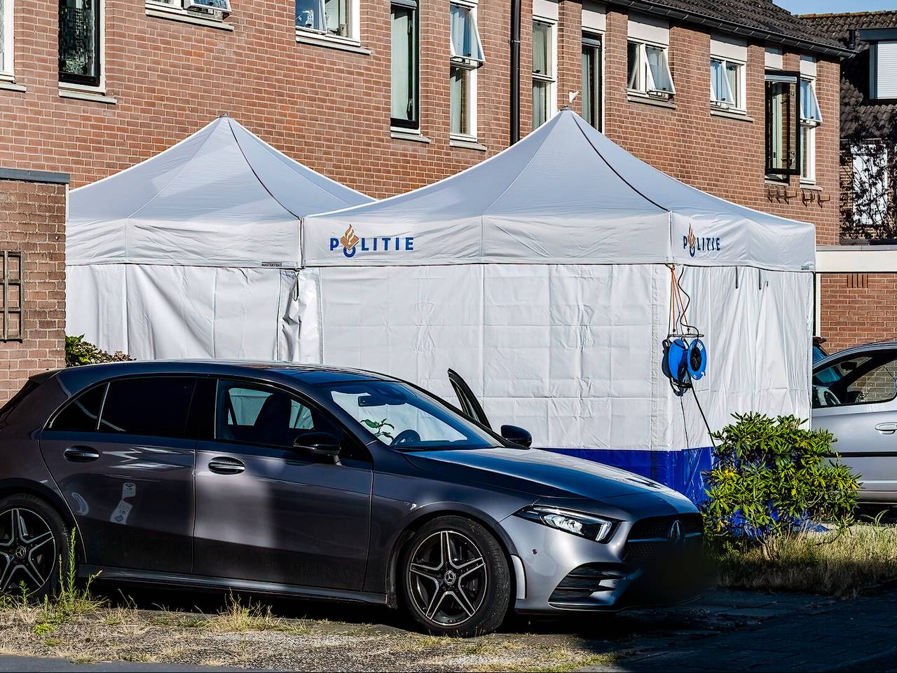 Witte tenten voor het huis waar de man werd neergeschoten (foto: SQ Vision).