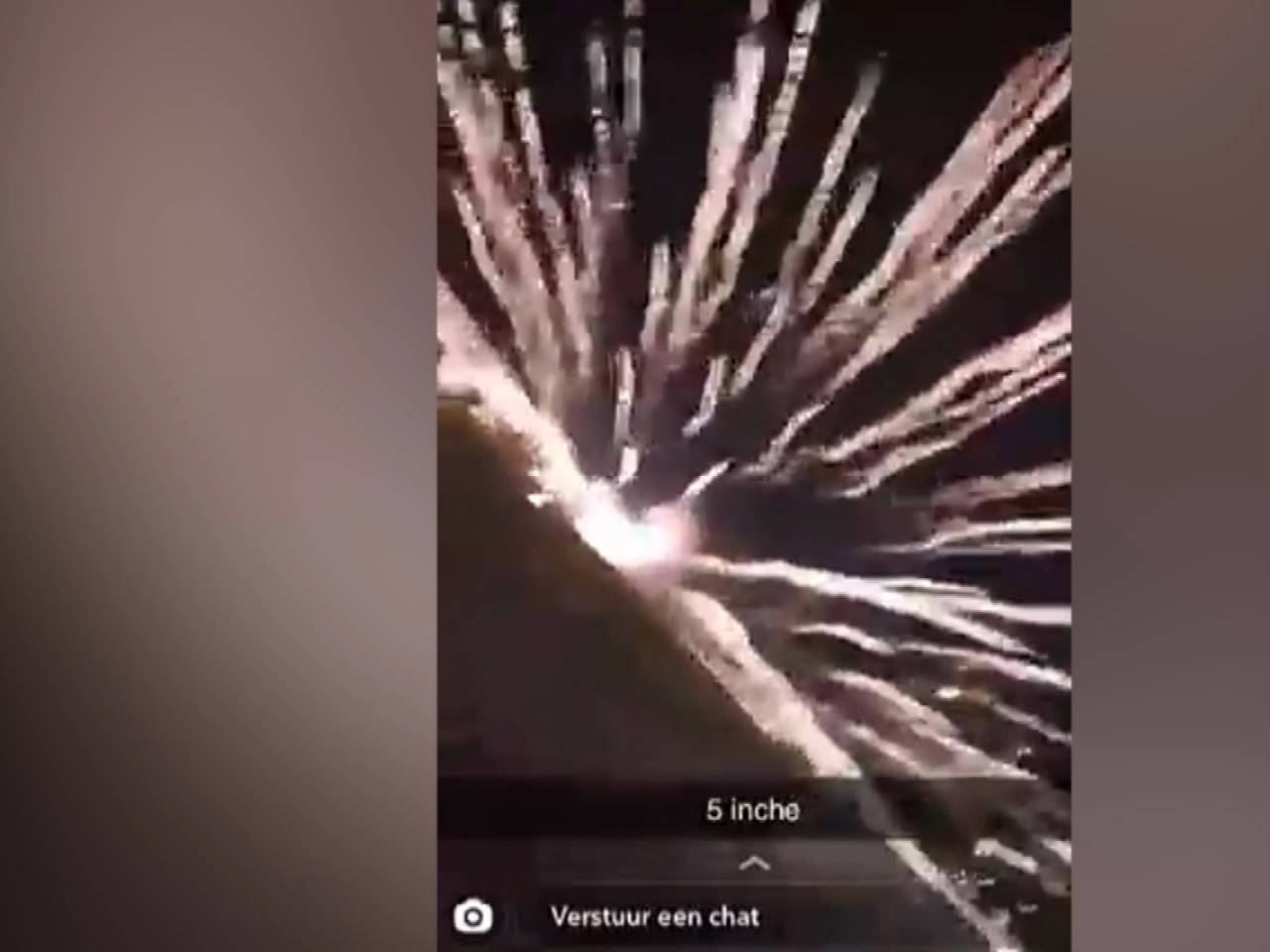 Professioneel vuurwerk ontploft op de grond. 