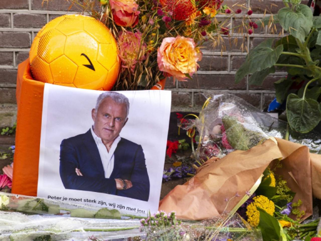Bloemen voor Peter R. in Amsterdam (foto: ANP/Hollandse Hoogte/Herman Wouters).