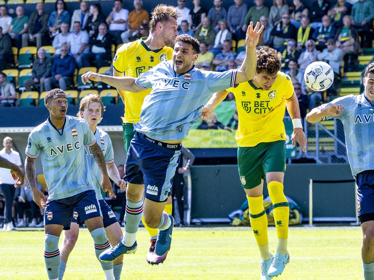 Willem II-verdediger Raffael Behounek verliest een luchtduel tegen Fortuna Sittard (foto: ANP, Marcel van Hoorn).