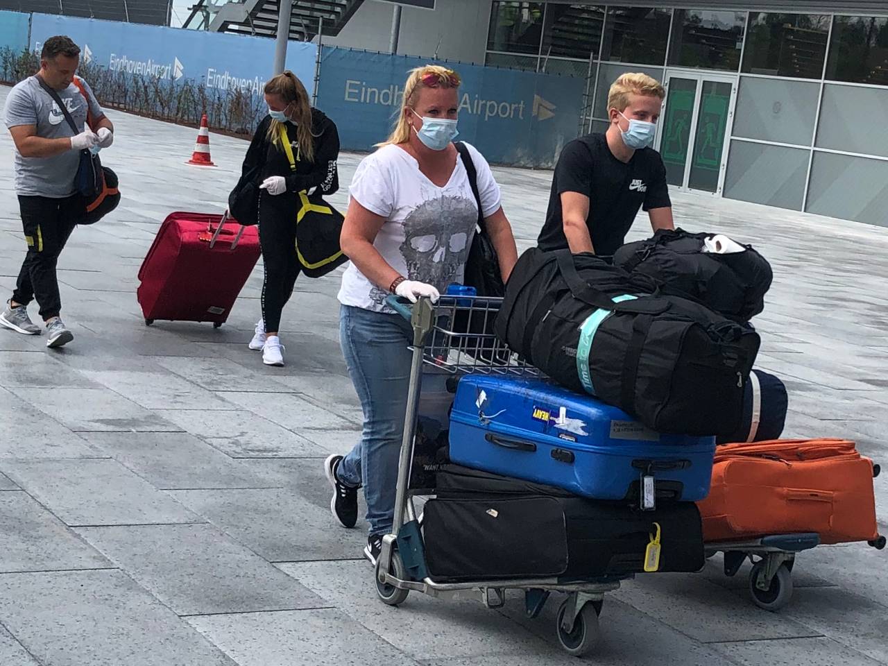 Mondkapjes zijn verplicht bij Eindhoven Airport (foto: Rogier van Son)