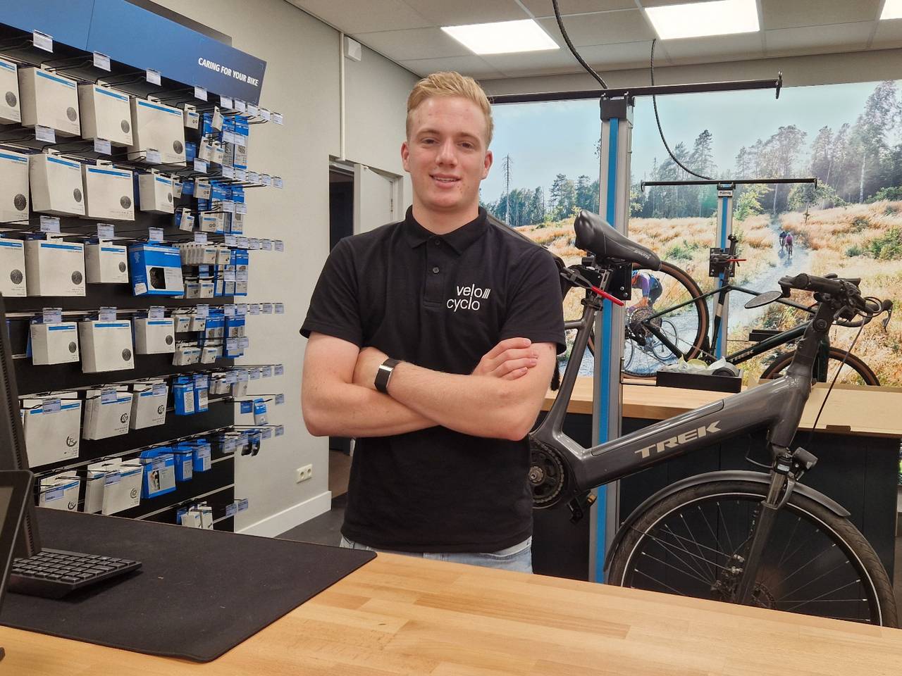 De trotse eigenaar van de fietsenwinkel (foto: Tom Berkers).