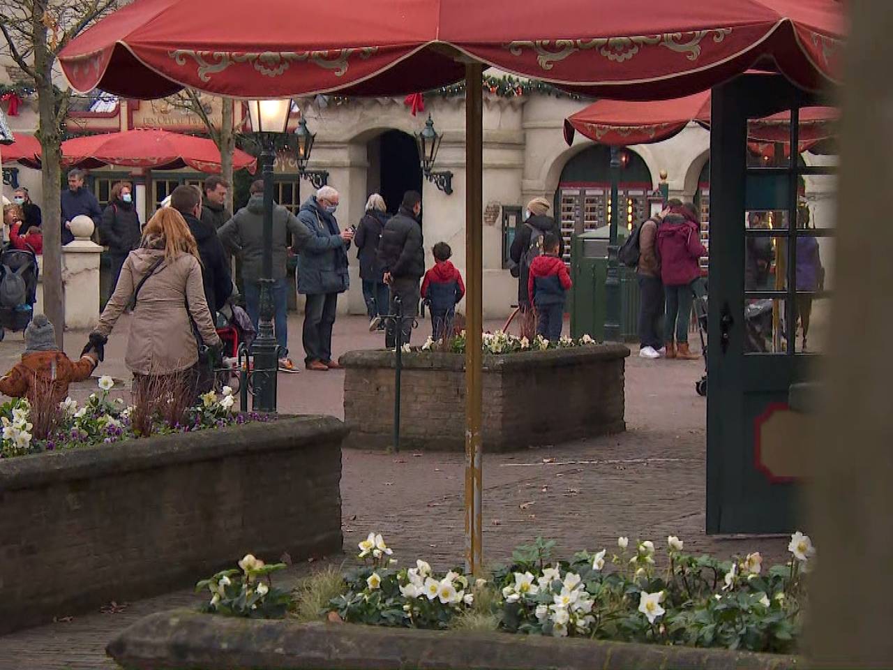 Ook in de Efteling moet afstand worden gehouden. 